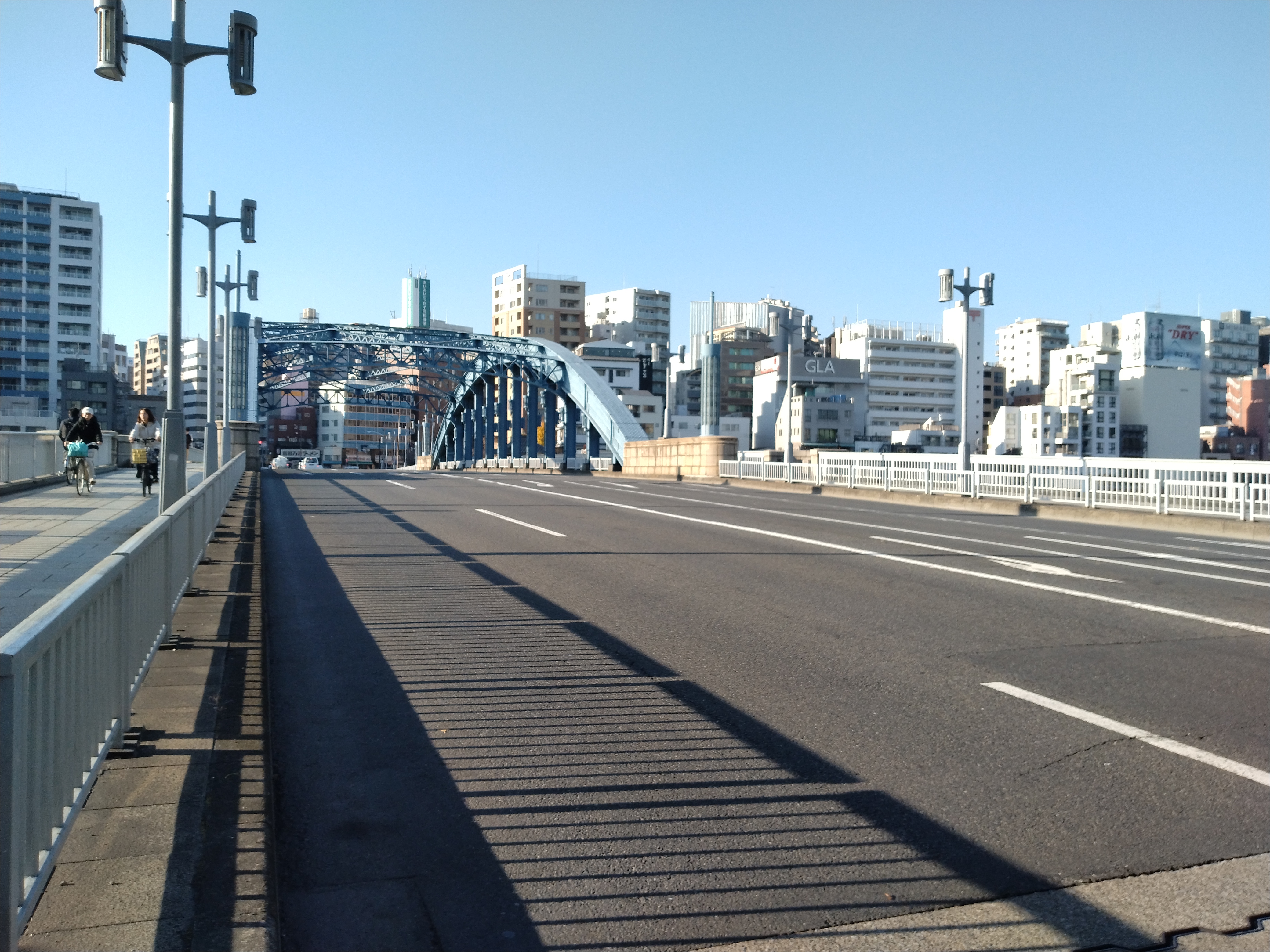 川と橋梁の広い景観