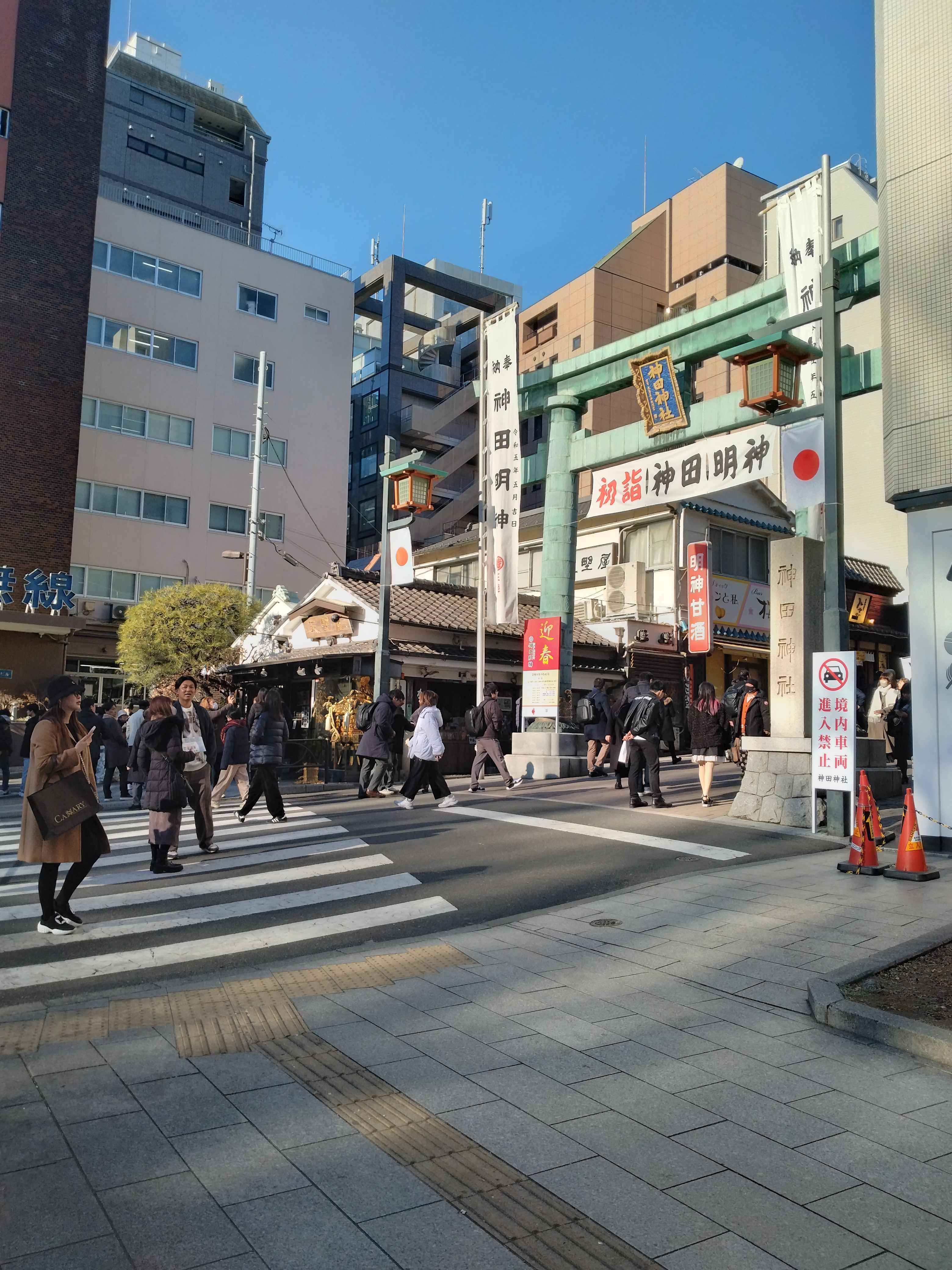 初詣客で賑わう通り